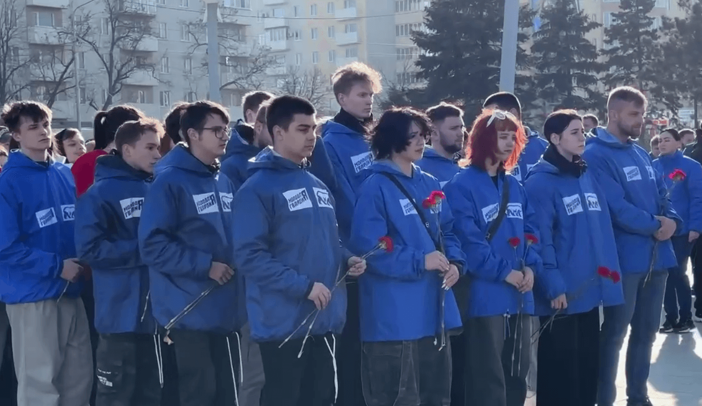 У Маріуполі окупанти зігнали школярів на вшанування жертв теракту у Москві