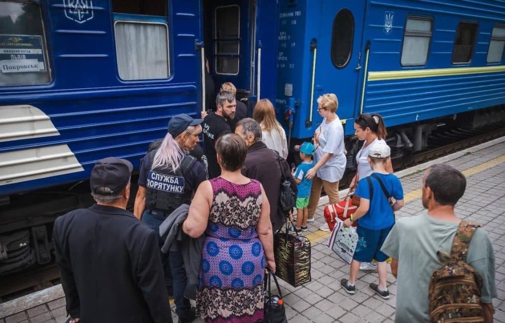 У Покровську розповіли про роботу з волонтерами та евакуацію людей по Україні