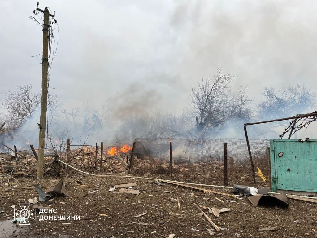 В Славянске в результате обстрела и огня исчез жилой дом