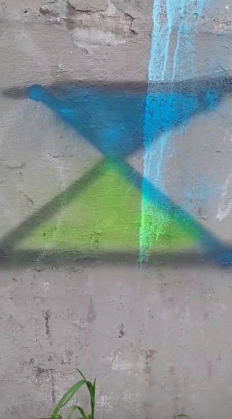 Украинские граффити появились в оккупированных россиянами Донецке и Кипучем