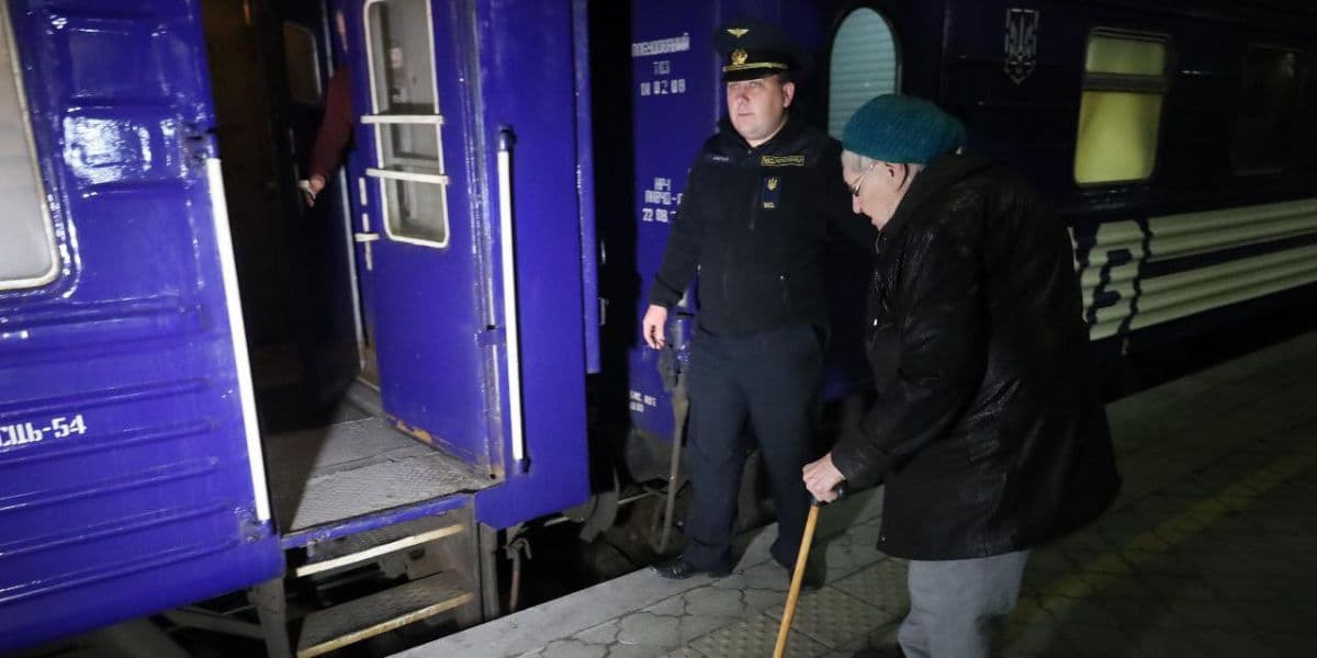 Укрзалізниця продовжує евакуювати жителів прифронтової Донеччини