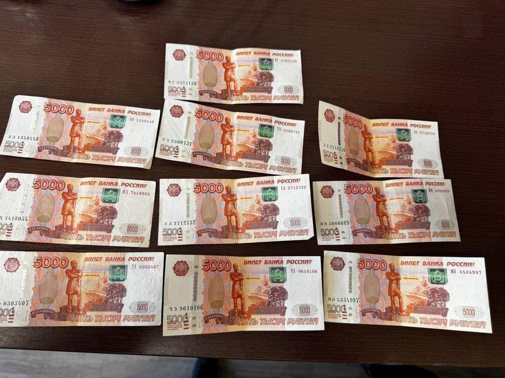 В окупованому Маріуполі чоловік намагався дати хабар у розмірі 50 000 рублів "начальнику райвідділу поліції"