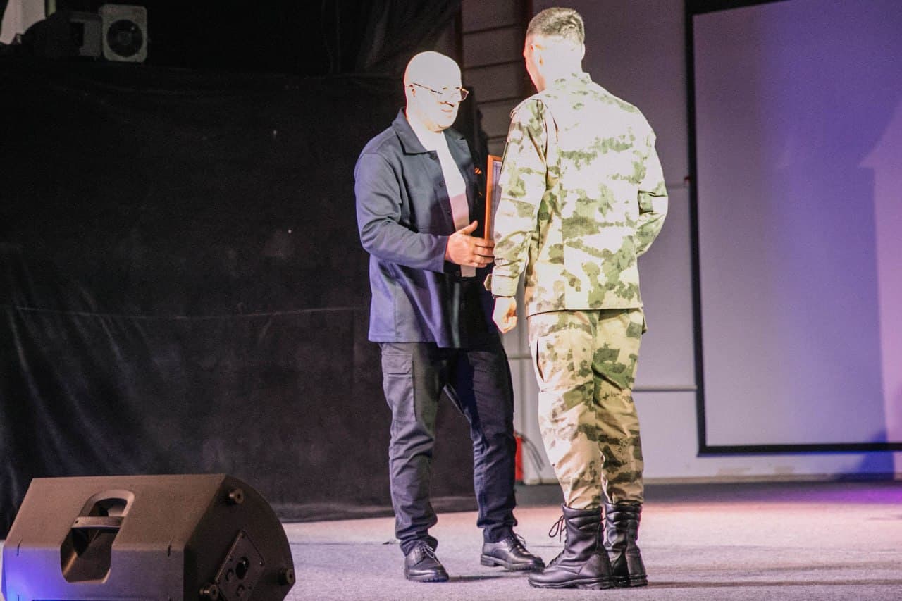 В окупованому Маріуполі російським військовим вручили нагороди за нищення міста