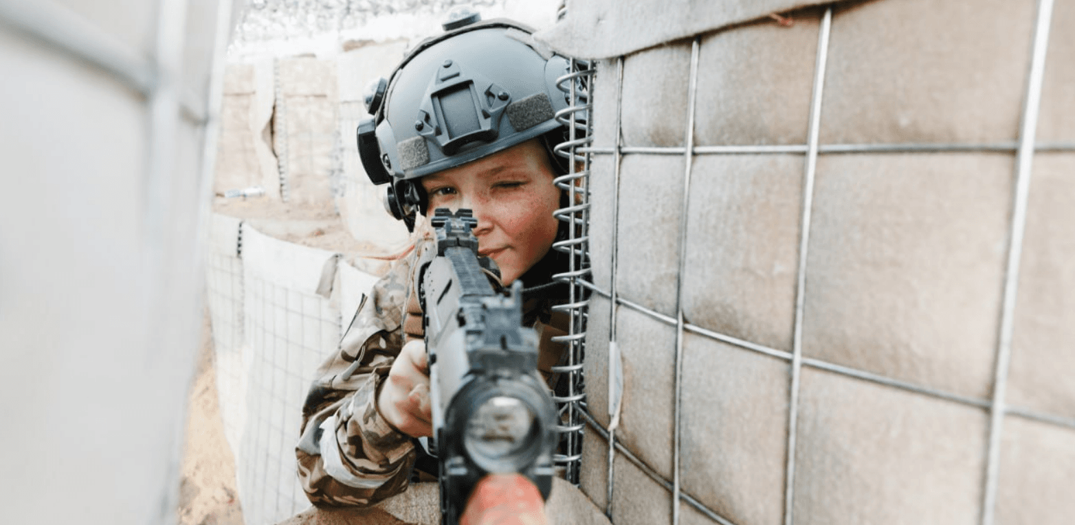 Зарница 2.0, хлопчик із автоматом