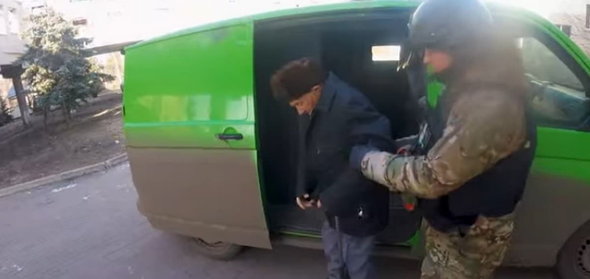 Зі знищених ворогом населених пунктів Лиманської громади поліцейські "Білі янголи" евакуювали 5 людей (відео)