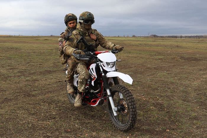 російські окупанти на мотоциклі