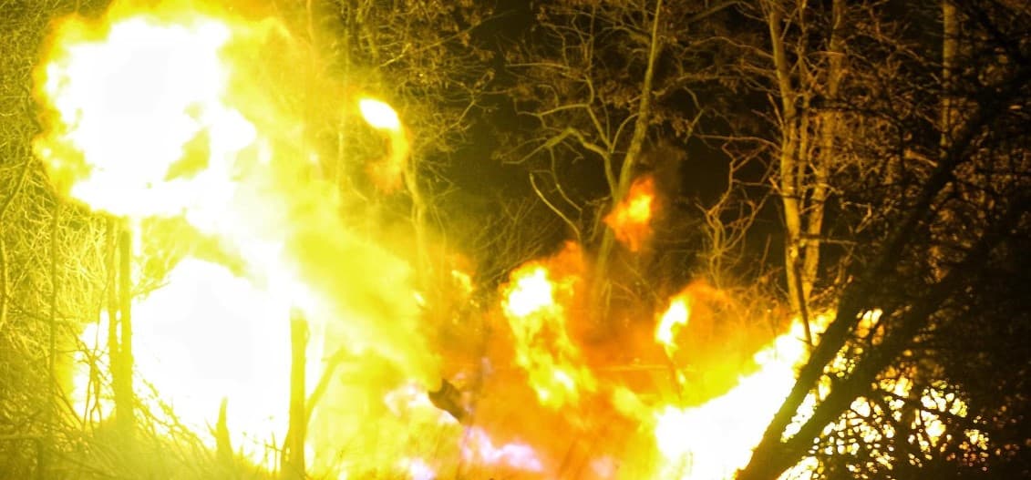 стріляє гармата 128 окремої гірсько-штурмової Закарпатської бригади