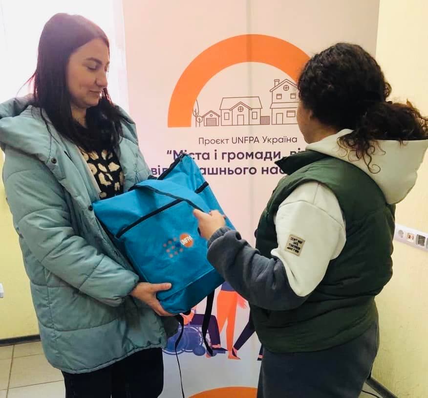 жінки отримують допомогу у Кропивницькому від Покровської МВА