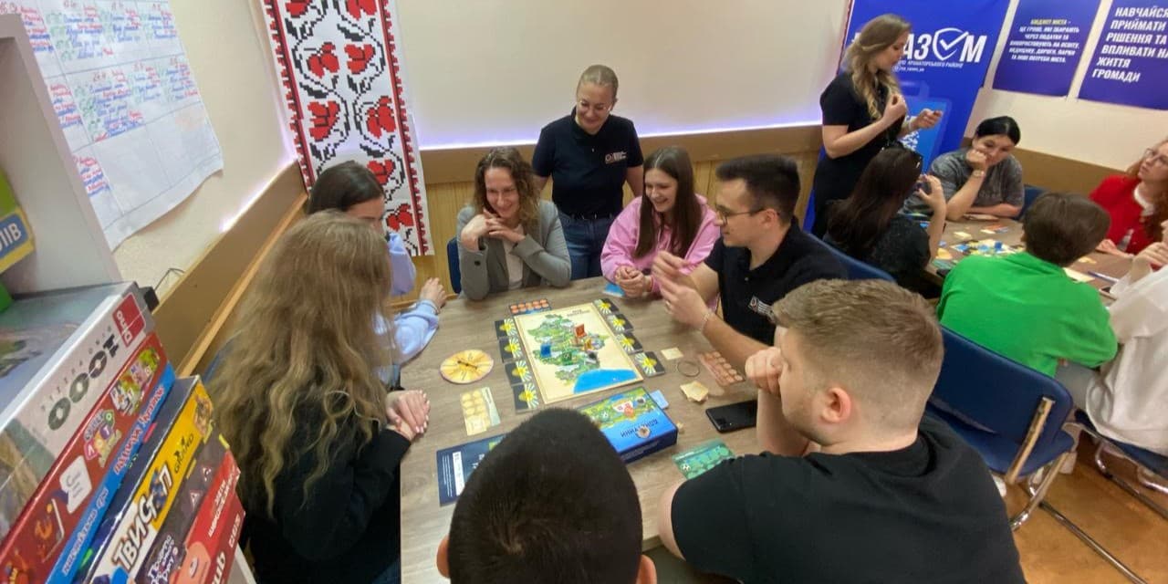 Для молодих переселенців з трьох громад провели ігрові сесії Код Донеччини