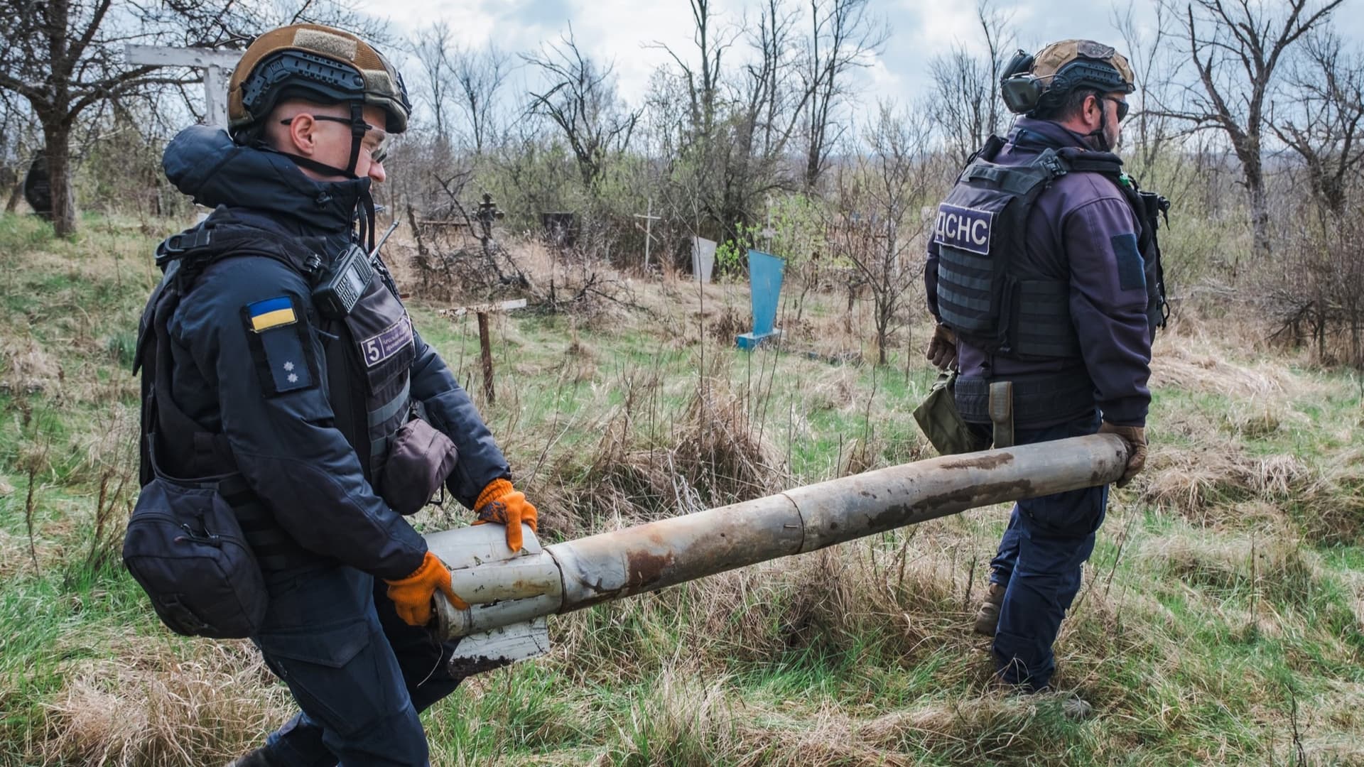 На Донеччині піротехніки ДСНС перевіряють кладовища напередодні поминальних днів