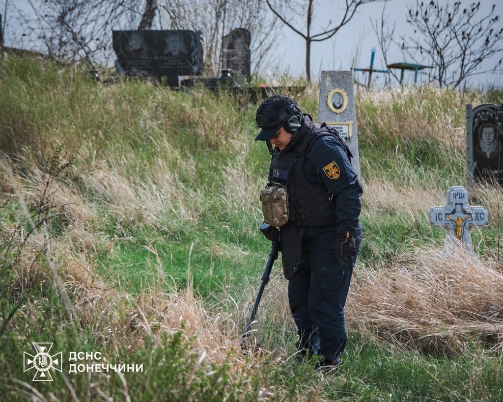 На Донеччині піротехніки ДСНС перевіряють кладовища напередодні поминальних днів