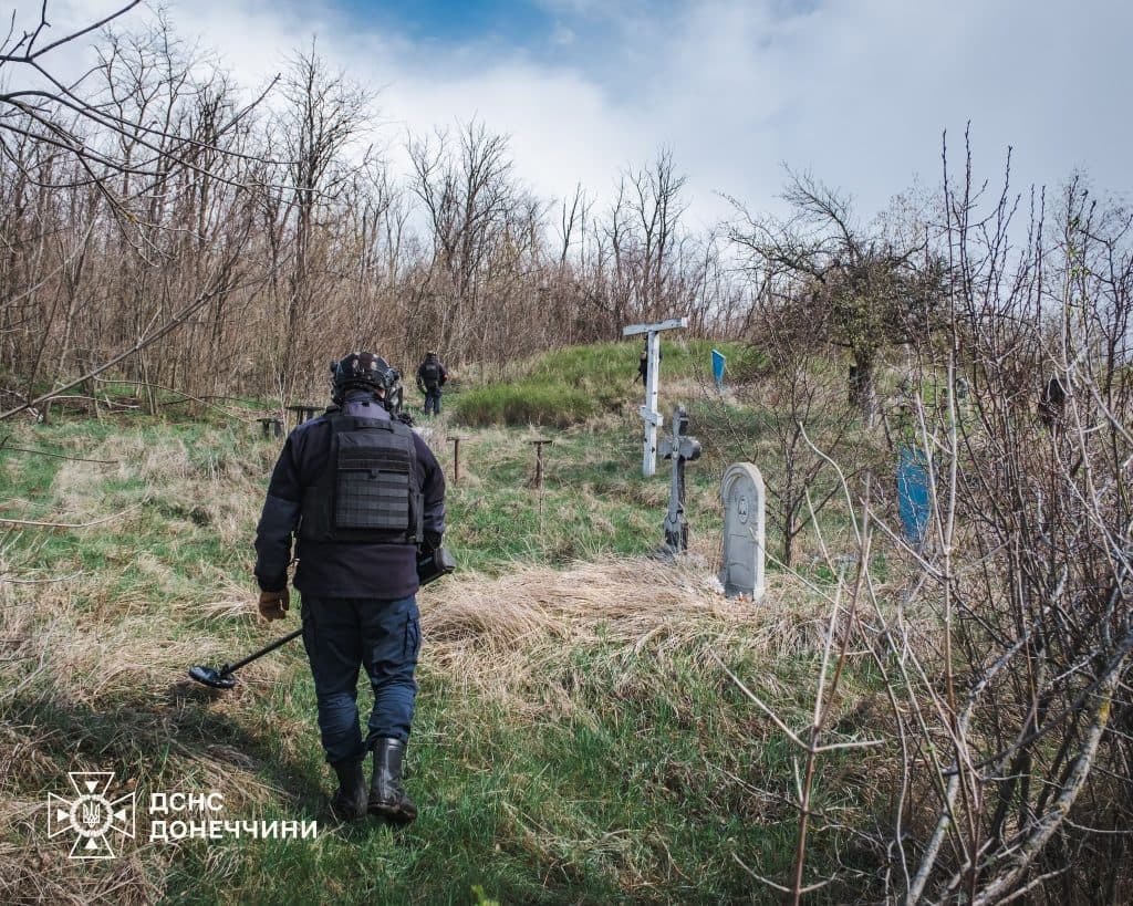 На Донеччині піротехніки ДСНС перевіряють кладовища напередодні поминальних днів