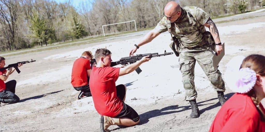 На окупованій Луганщині росіяни змусили дітей імітували бойові дії