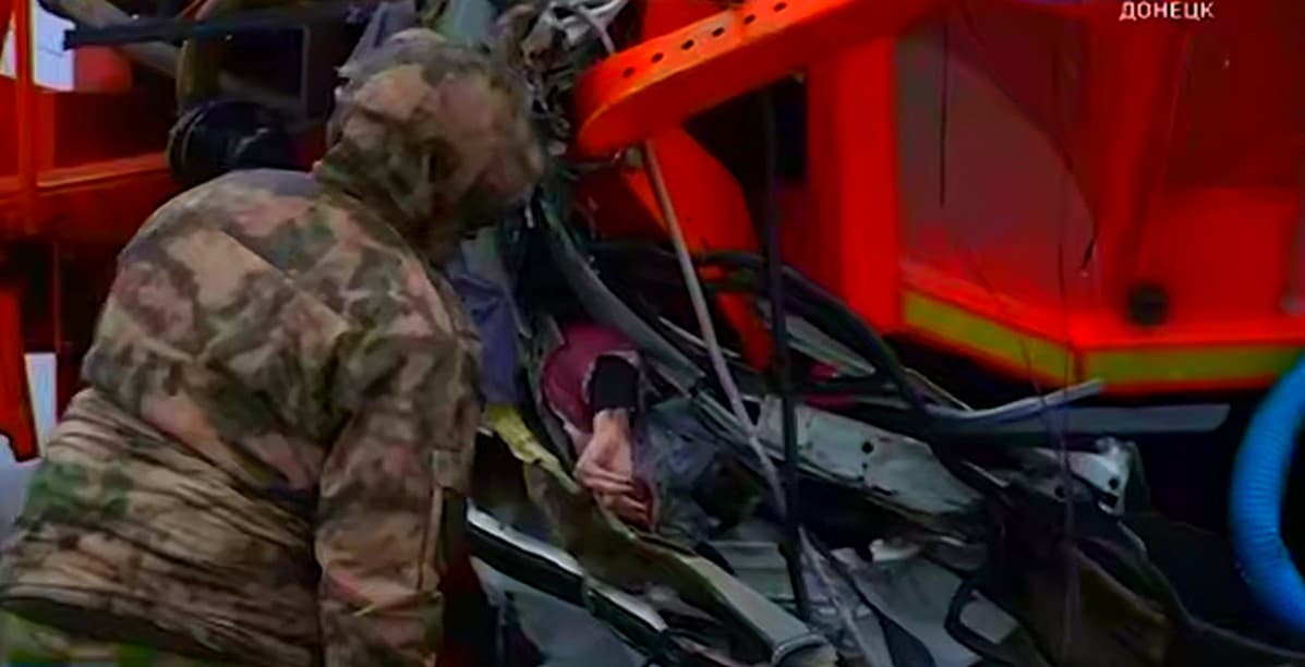 На окупованій трасі "Маріуполь-Безіменне" мікроавтобус врізався в комунальну вантажівку: загинуло 6 осіб (відео)