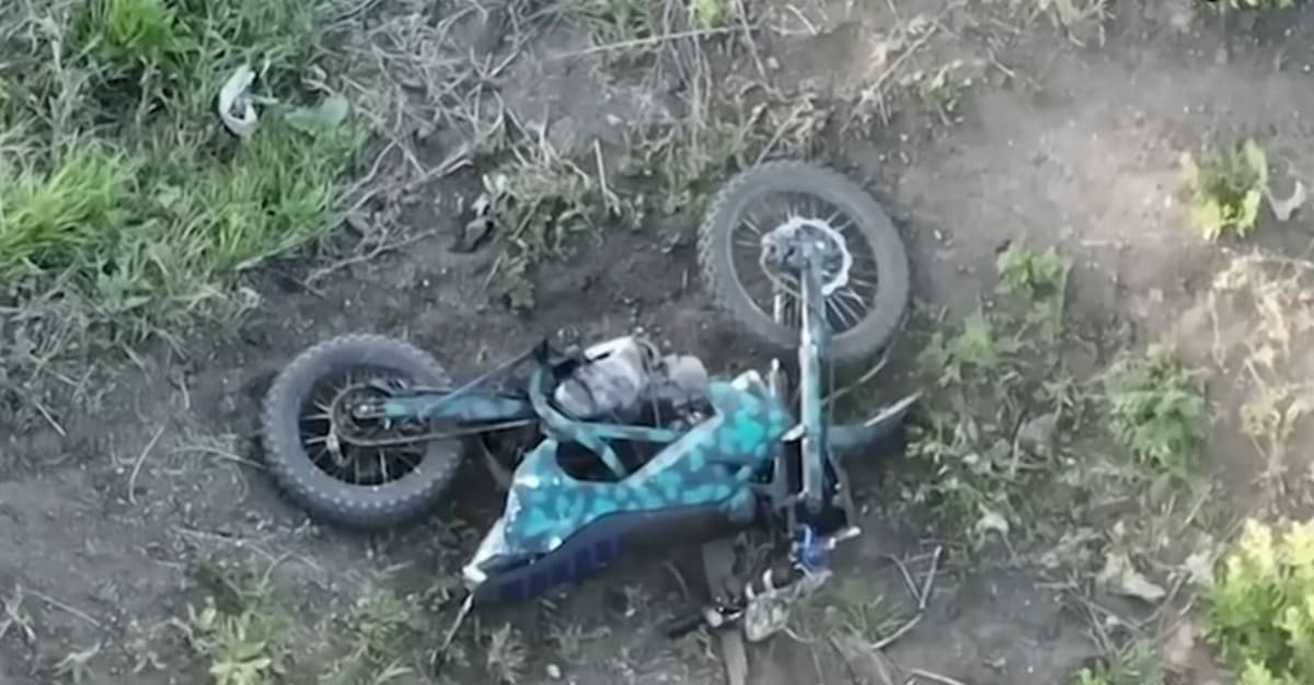 На східних фронтах у загарбників є проблеми з технікою, тому вони штурмують підрозділами на мотоциклах, самокатах, і старих танках