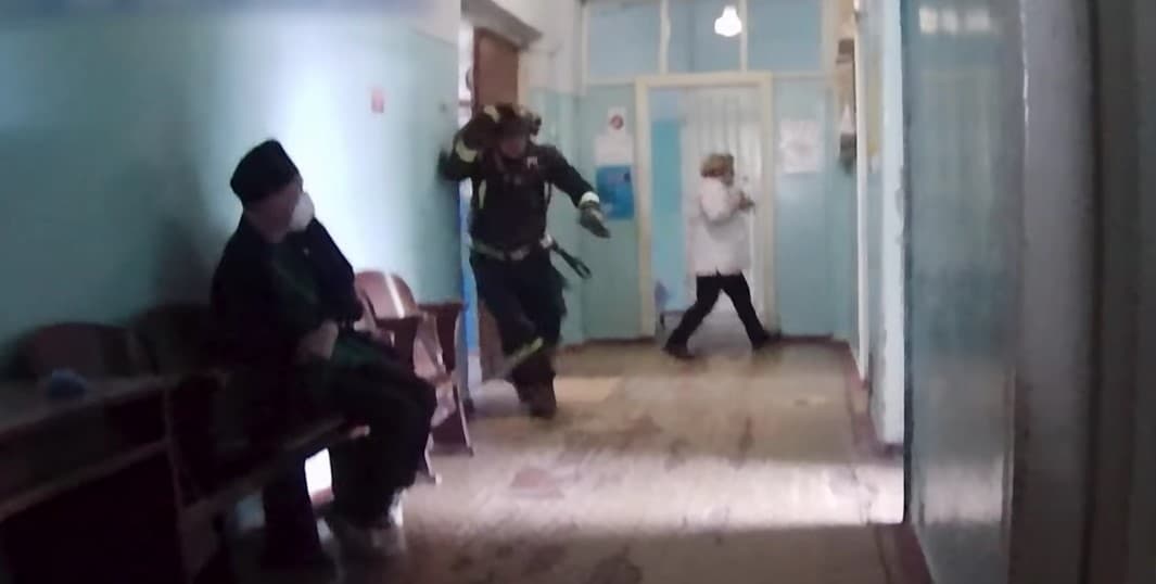 Парамедики поліції зафіксували момент влучання російських дронів у лікарню в Костянтинівці