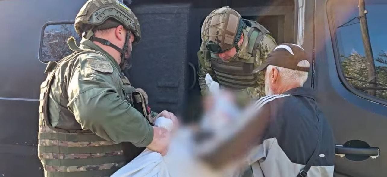 Під час ворожого обстрілу поліцейські евакуювали з Костянтинівки літню жінку та її сина