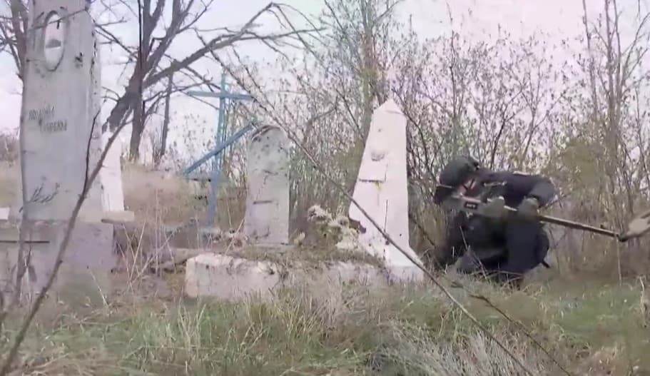 Піротехніки ДСНС Донеччини перевіряють кладовища, хочуть встигнути до поминальних днів