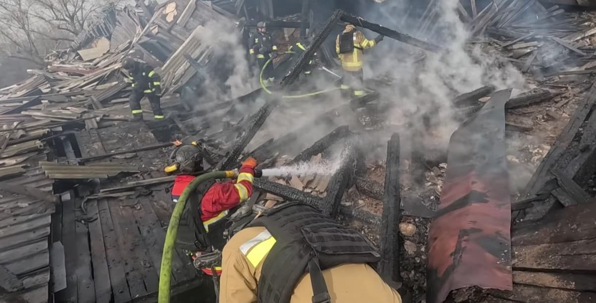 Рятувальники Донеччині показали, як ліквідовують пожежі після ворожих атак