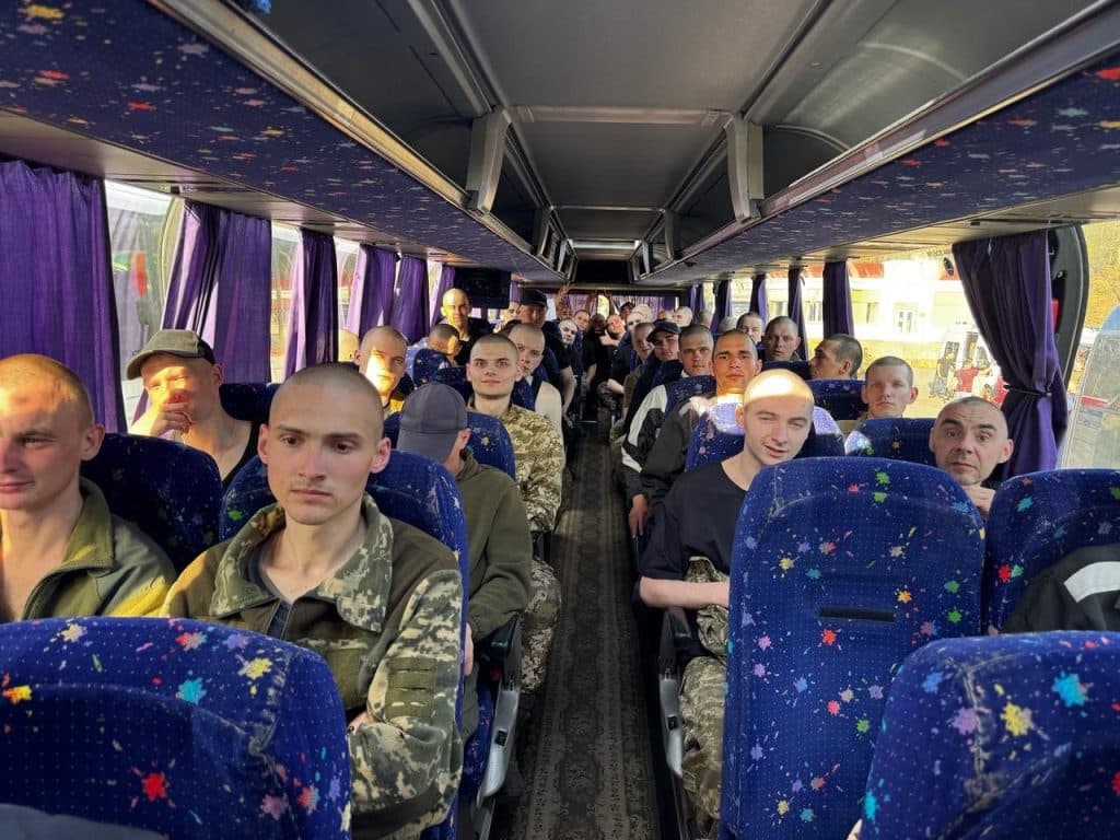 Ще 277 воїнів повернулися додому з російського полону