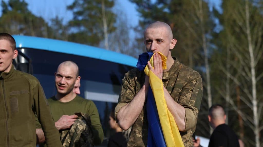 Ще 277 воїнів повернулися додому з російського полону