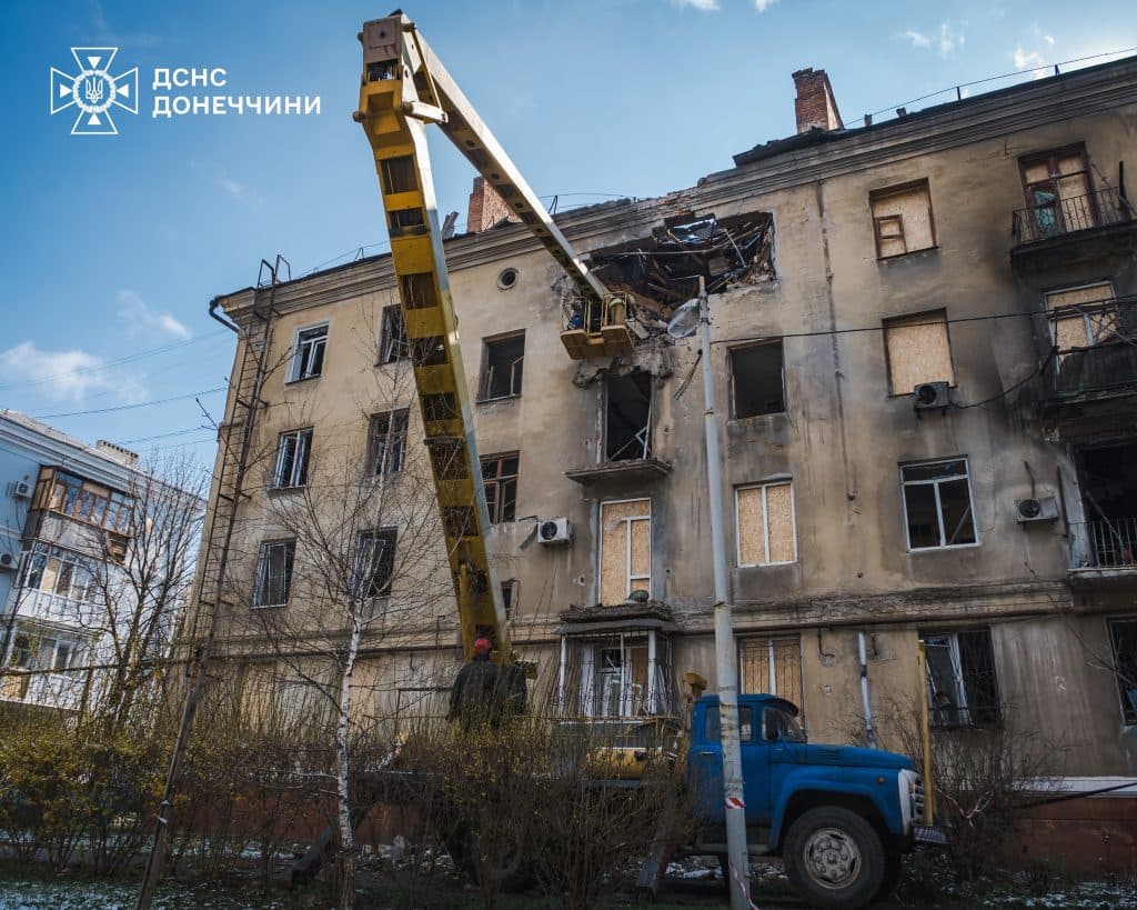 В Краматорске демонтировали аварийные конструкции дома, поврежденного российским дроном 8 апреля