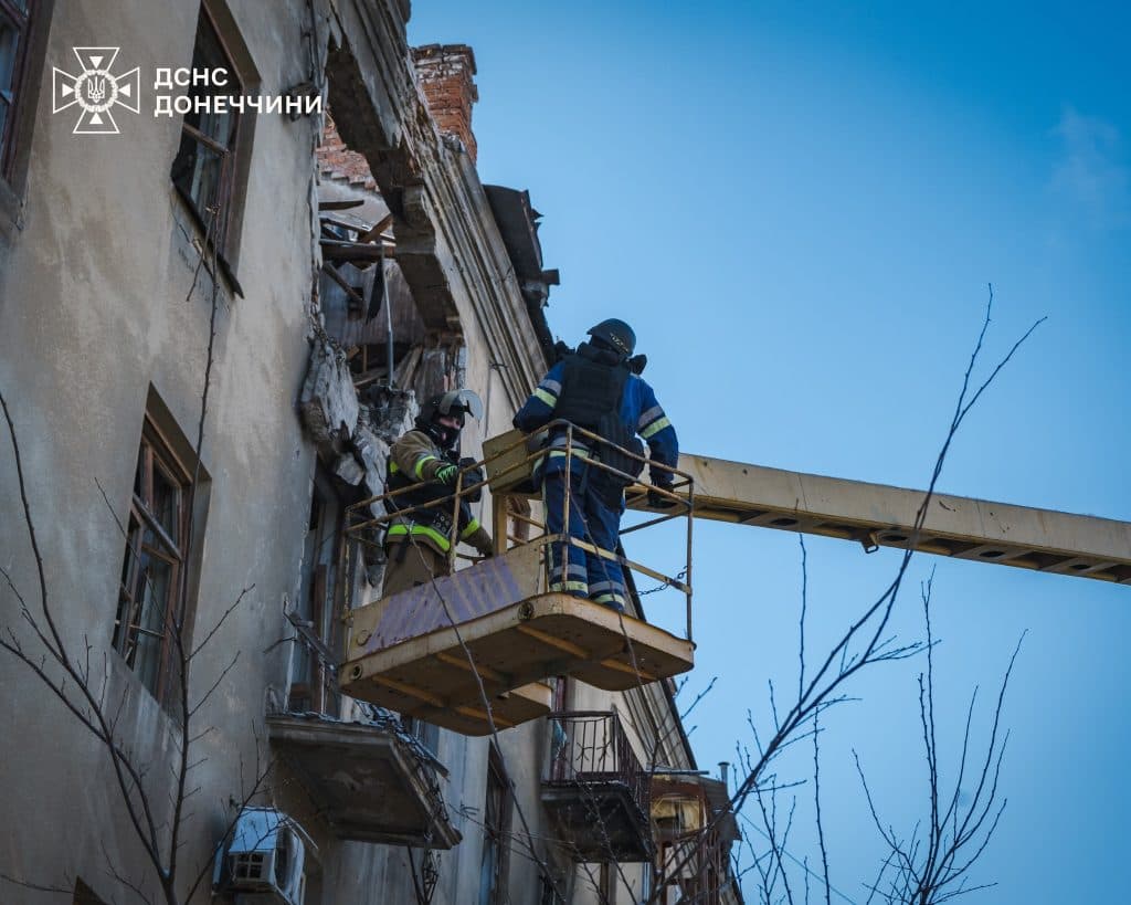 В Краматорске демонтировали аварийные конструкции дома, поврежденного российским дроном 8 апреля