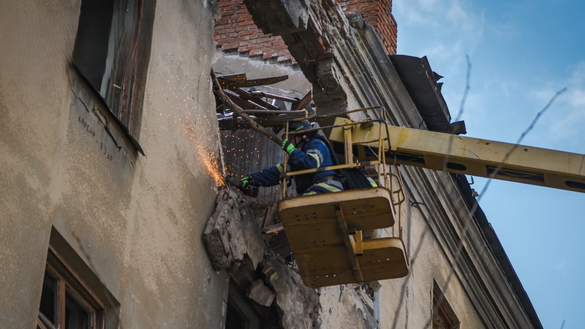 У Краматорську демонтували аварійні конструкції будинку, пошкодженого російським дроном 8 квітня