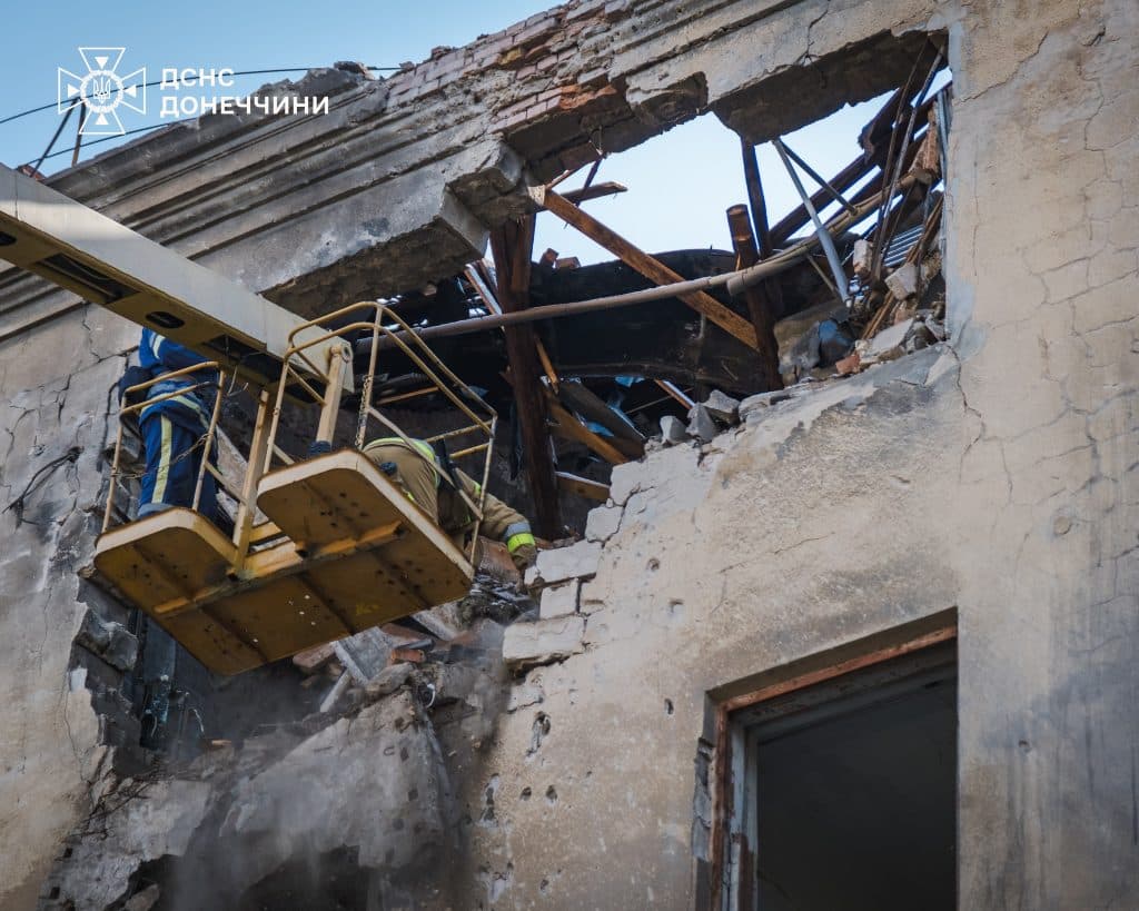 В Краматорске демонтировали аварийные конструкции дома, поврежденного российским дроном 8 апреля