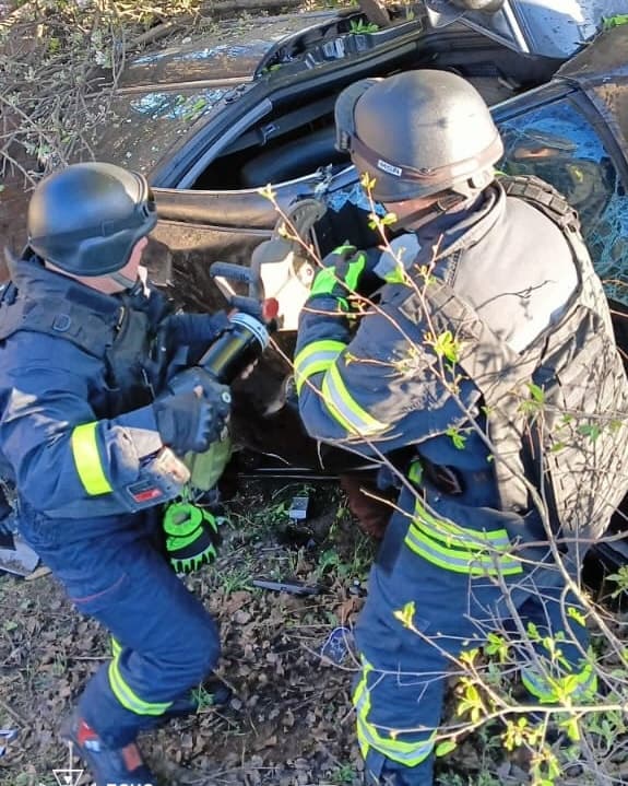 В Славянске спасатели уволили мужчину из истерзанного в ДТП автомобиля