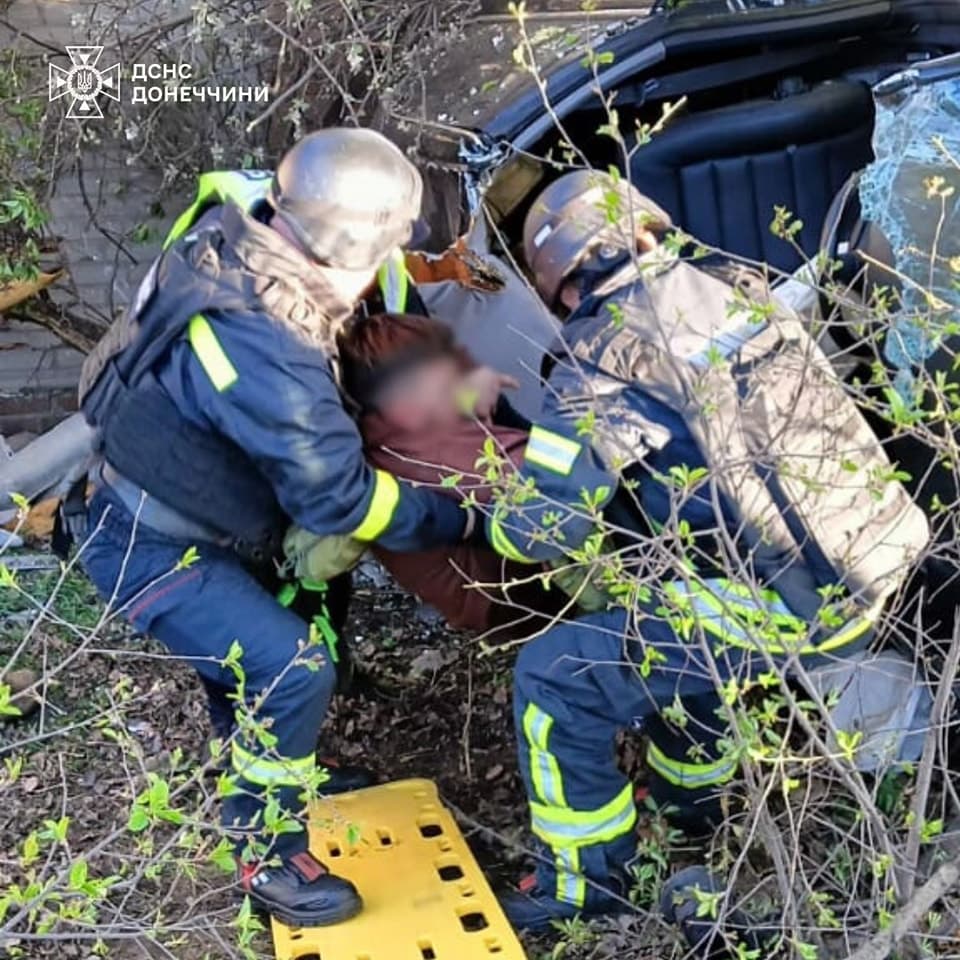 В Славянске спасатели уволили мужчину из истерзанного в ДТП автомобиля