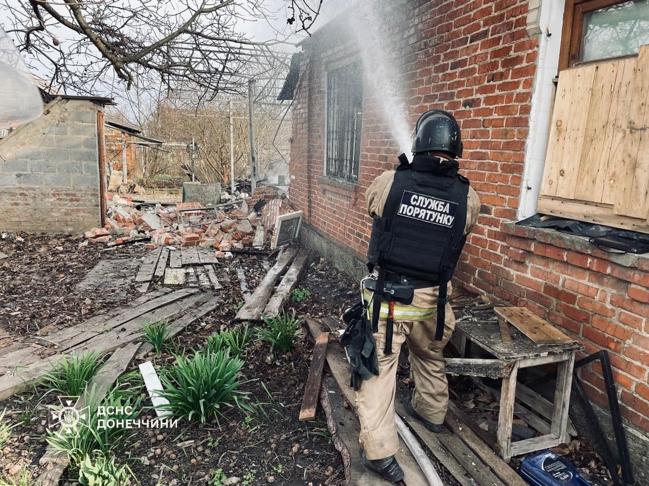 У Слов'янську вогнеборці приборкали пожежу після ворожого обстрілу