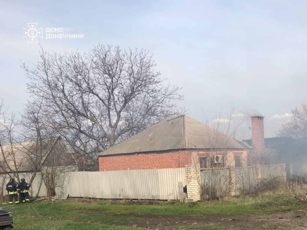 В Славянске огнеборцы обуздали пожар после вражеского обстрела