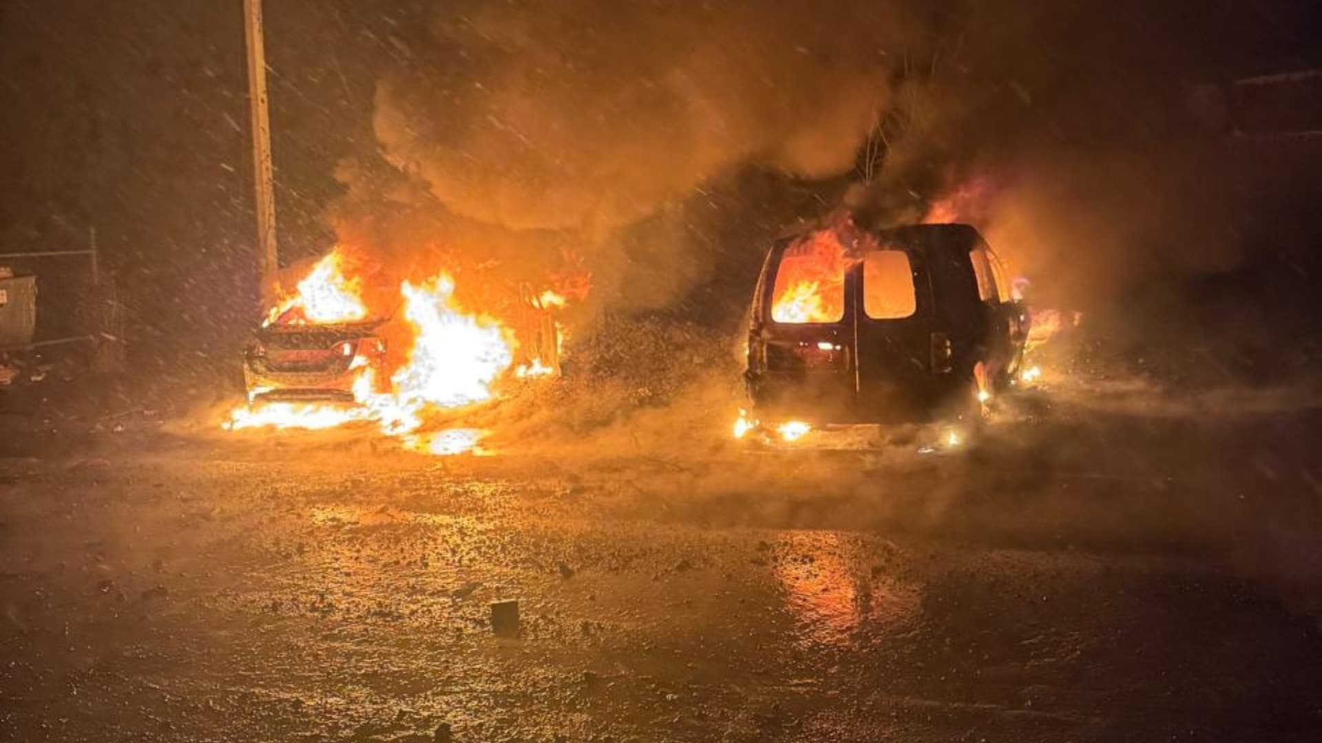 Унаслідок нічної атаки на Добропілля згоріли дві автівки