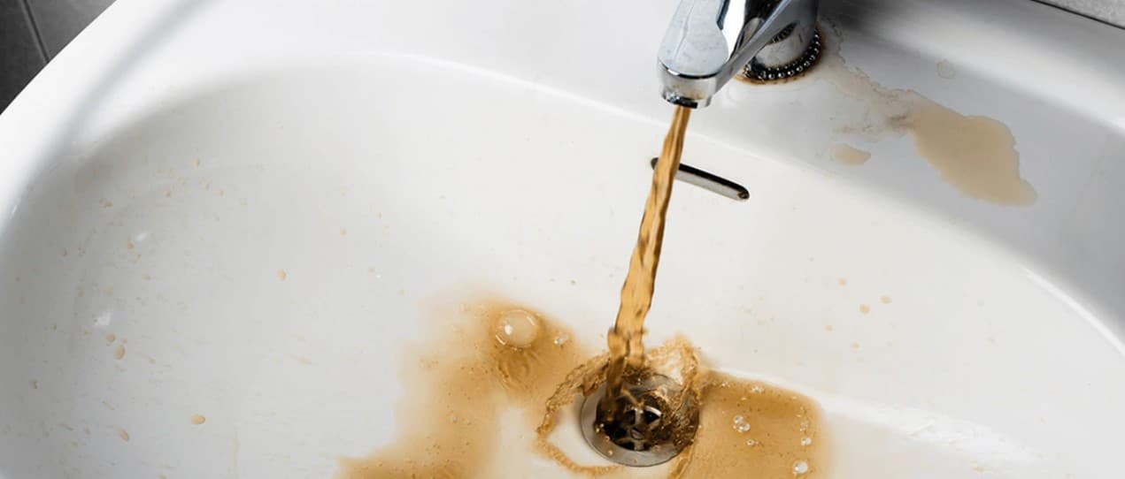 В окупованому Донецьку з кранів тече коричнева рідина