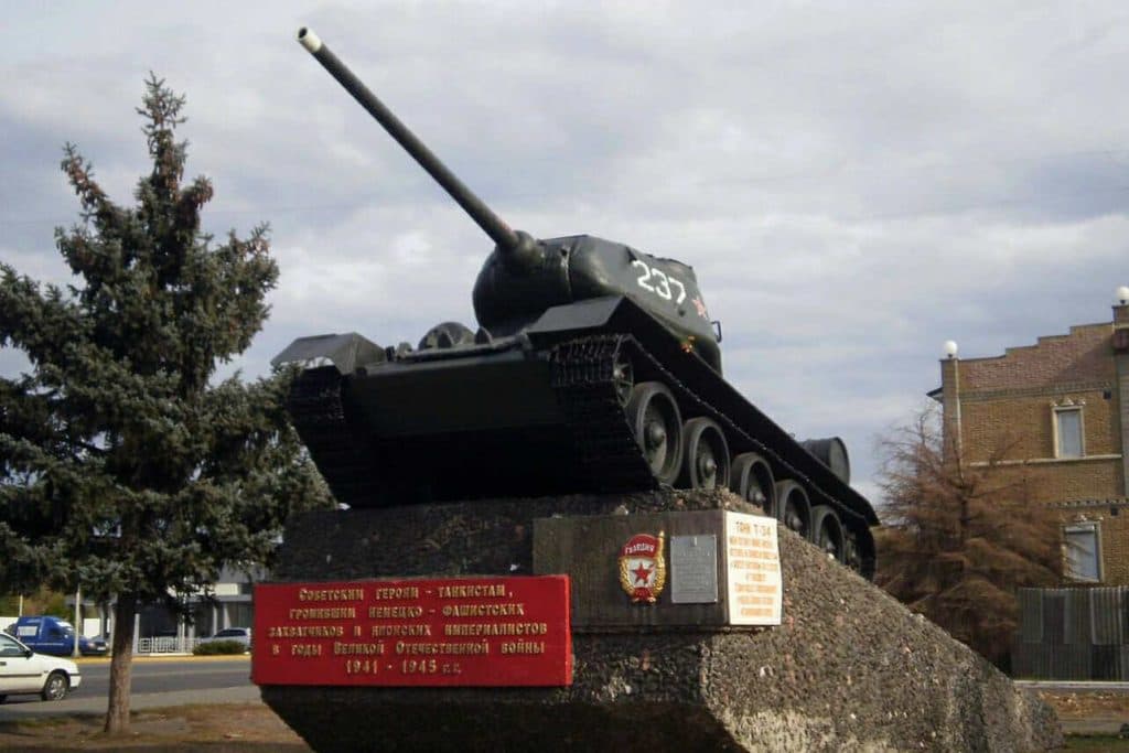 В окупованому Луганську висміяли перефарбований окупантами меморіальний танк