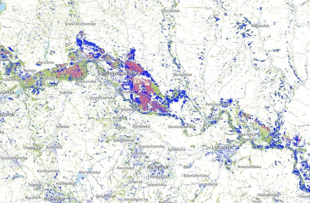 Лісопокриття на Луганщині станом на 2023 рік (червоне — втрачені лісові насадження, синє — приріст лісового покриття з 2000 до 2020 року)