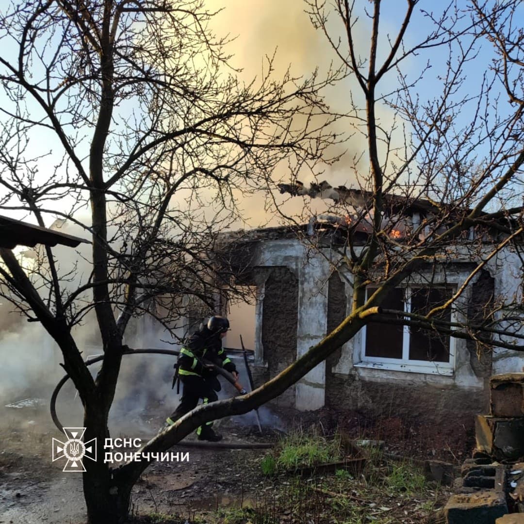 Вогнеборці Донеччини ліквідували 4 пожежі, 2 з яких спричинені російськими обстрілами
