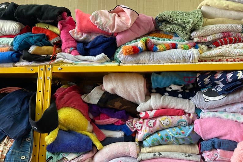 Волонтерський хаб у Харкові, в якому переселенці можуть отримати речі. Лютий 2023 рік. Фото_Суспільне Харків