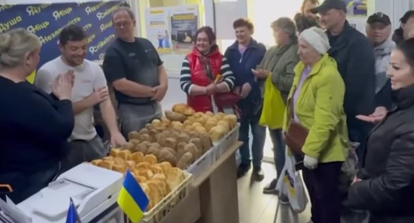 Волонтери з Франції виготовили більше тисячі одиниць хлібу для маріупольців у Запоріжжі