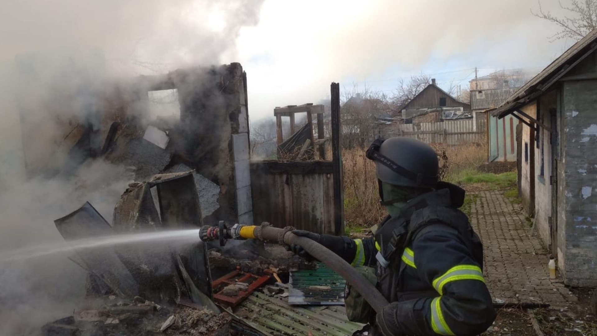 Ворожий обстріл спричинив пожежу в житловому секторі Родинського