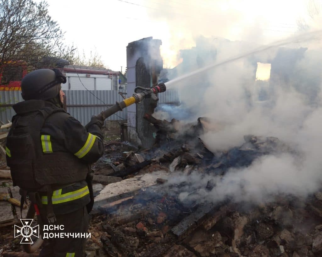 Ворожий обстріл спричинив пожежу в житловому секторі Родинського