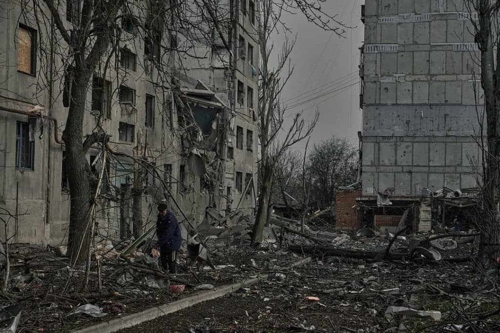 Жертви обстрілів, могили і пастки з дронів: військовий фотограф розповів, що побачив у фронтовому Покровську