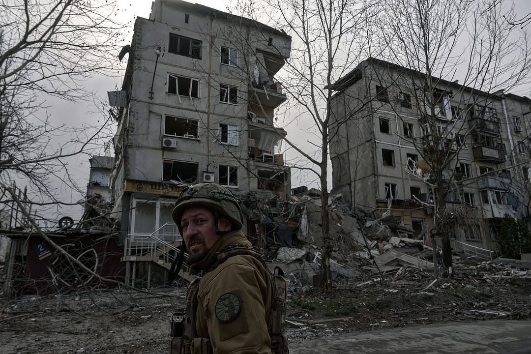 Жертви обстрілів, могили і пастки з дронів: військовий фотограф розповів, що побачив у фронтовому Покровську