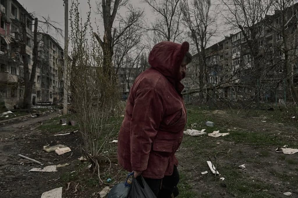 Жертви обстрілів, могили і пастки з дронів: військовий фотограф розповів, що побачив у фронтовому Покровську