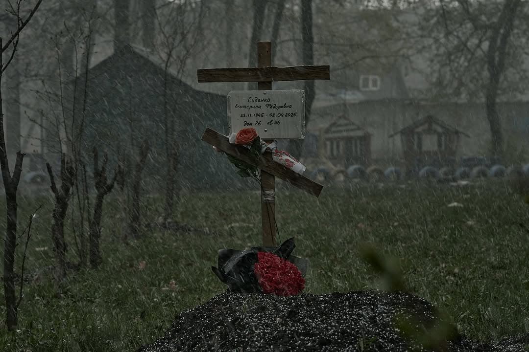 Жертви обстрілів, могили і пастки з дронів: військовий фотограф розповів, що побачив у фронтовому Покровську