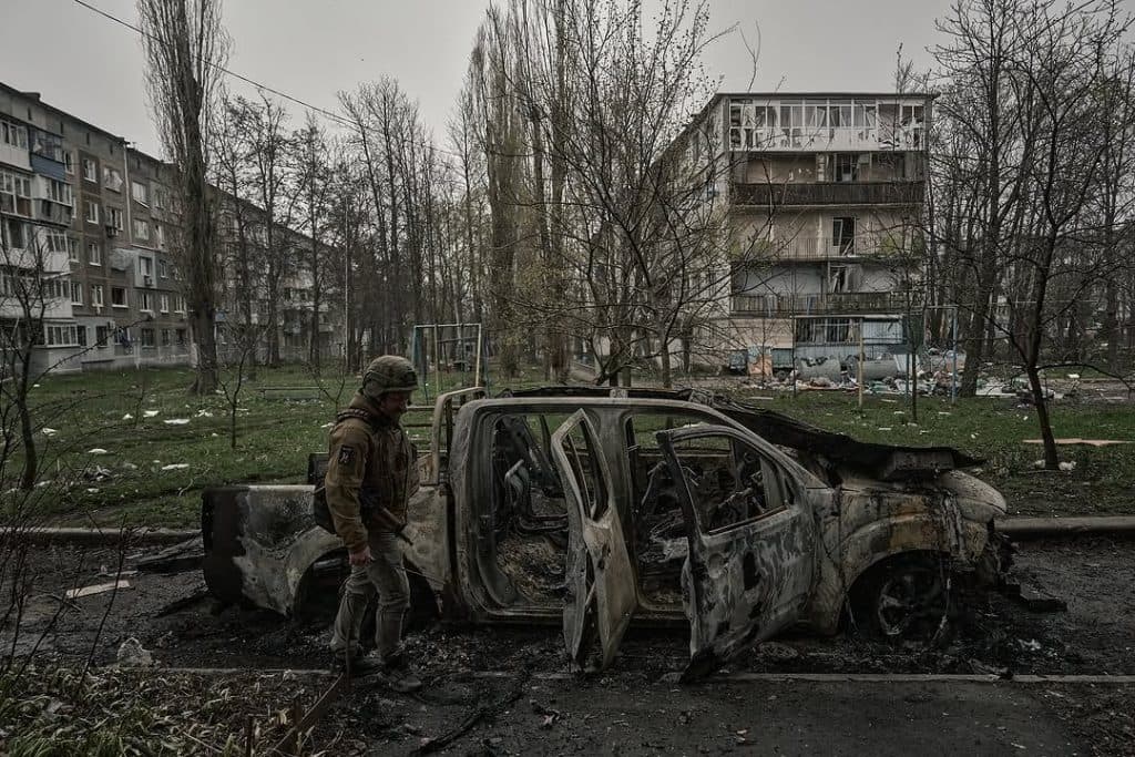 Жертви обстрілів, могили і пастки з дронів: військовий фотограф розповів, що побачив у фронтовому Покровську