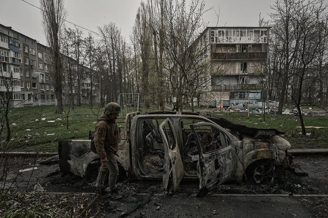 Жертви обстрілів, могили і пастки з дронів: військовий фотограф розповів, що побачив у фронтовому Покровську