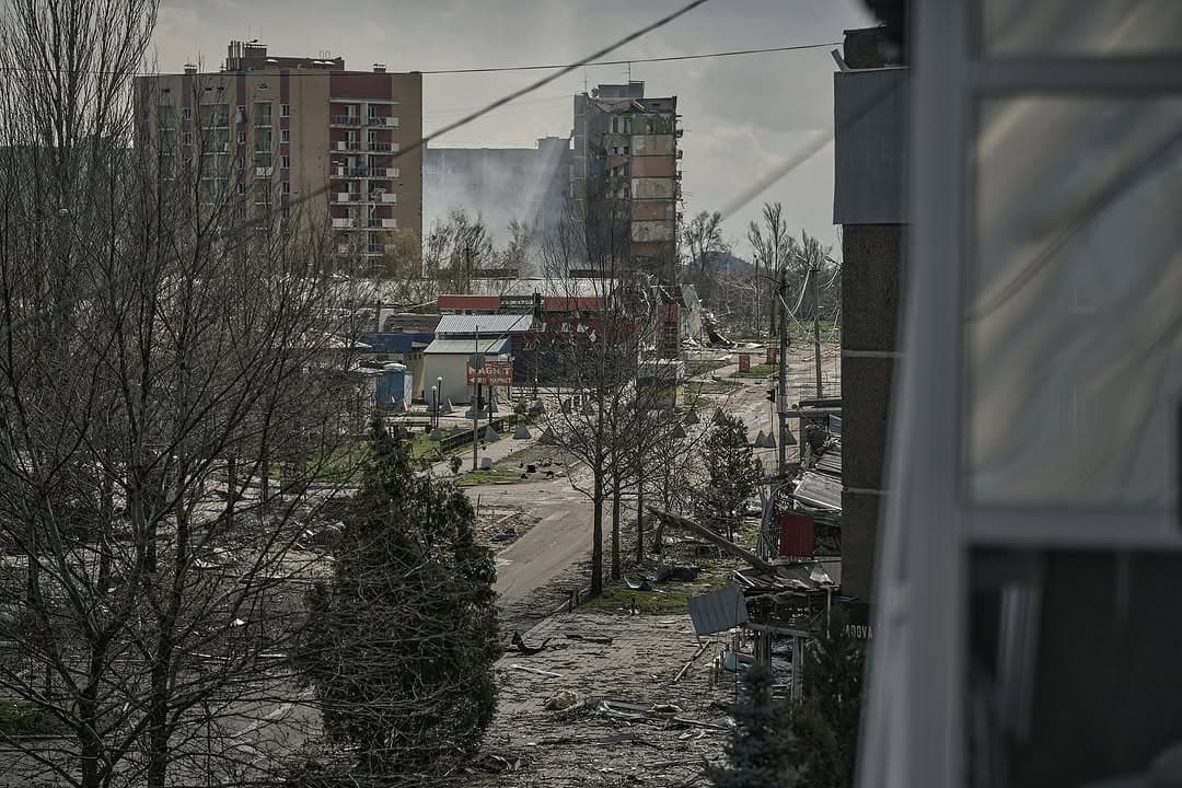 Жертви обстрілів, могили і пастки з дронів: військовий фотограф розповів, що побачив у фронтовому Покровську