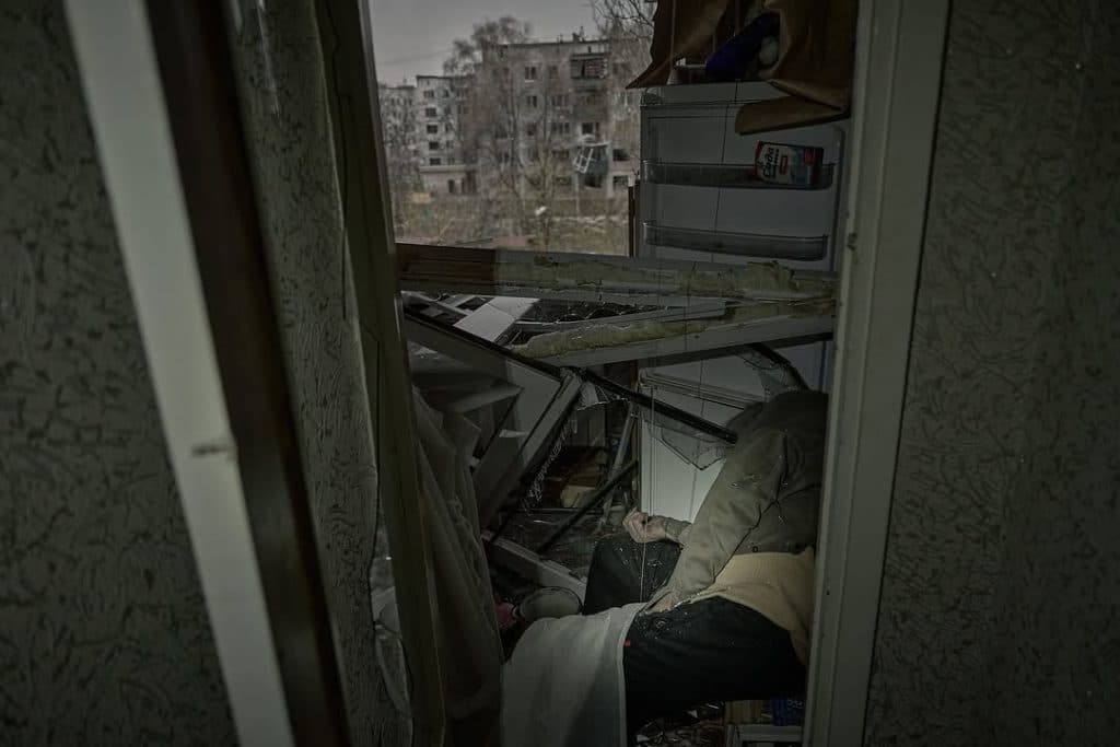 Жертви обстрілів, могили і пастки з дронів: військовий фотограф розповів, що побачив у фронтовому Покровську